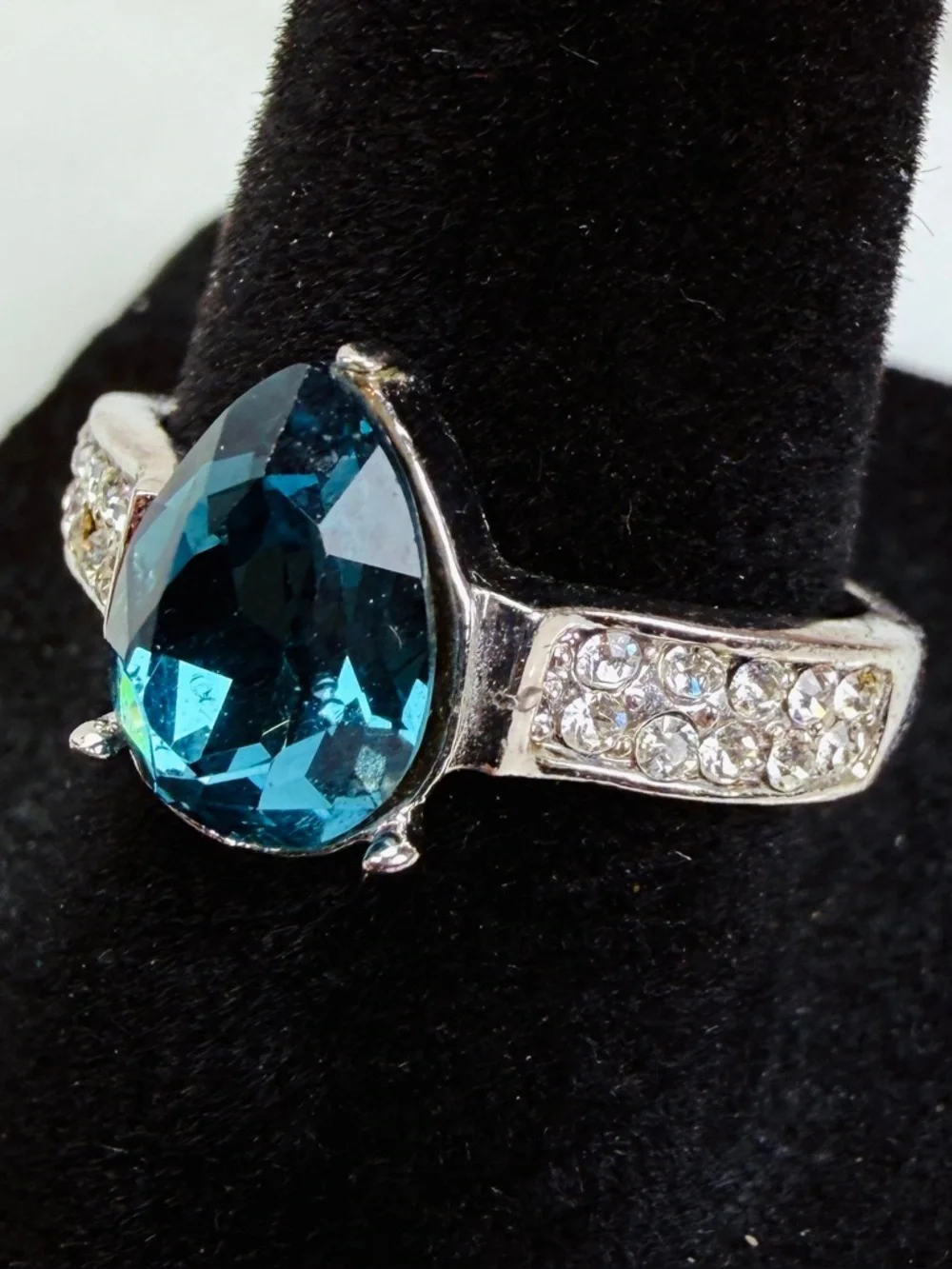 Silvertone with bling costume pear-shaped center ring size 7 3/4